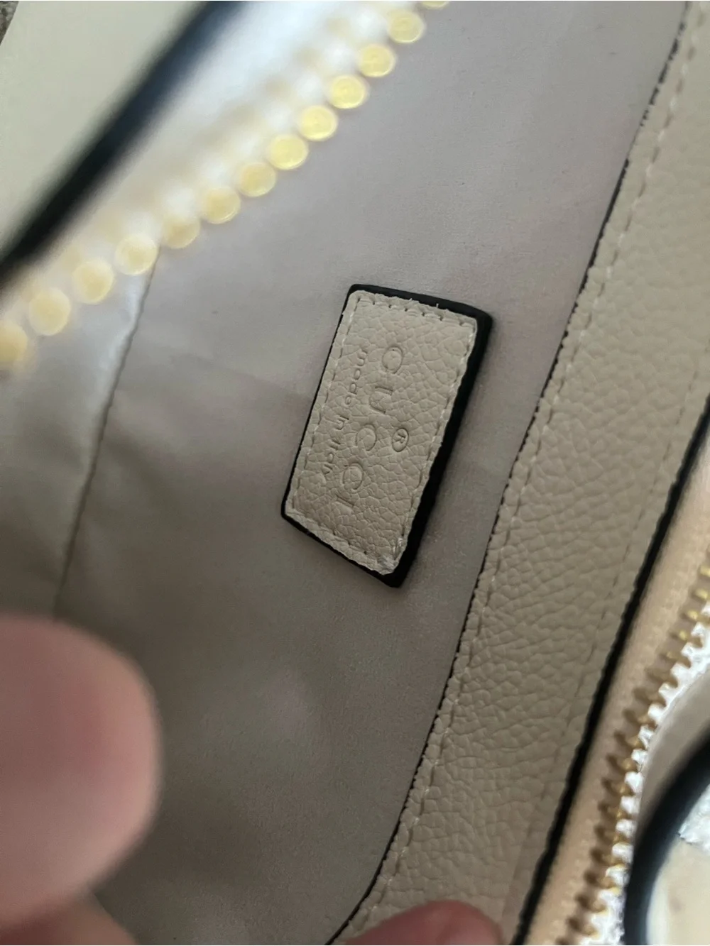 Gucci White Pebbled Leather Shoulder Bag with Gold GG - Picture 3 of 3